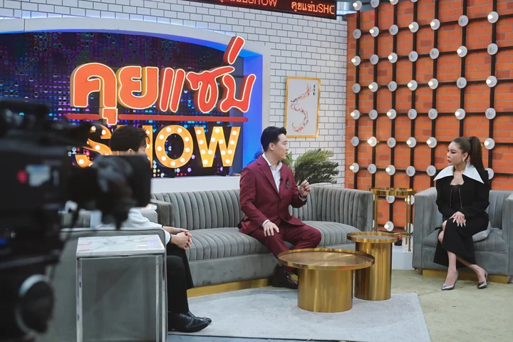 สมเจตน์สนทนากับพิธีกรระหว่างบันทึกรายการ โดยมีกล้องอยู่ด้านหน้า